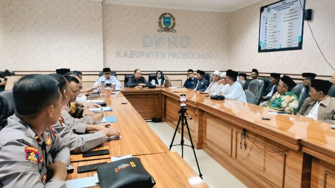 
					DIPANGGIL: Suasana audiensi di ruang komisi I DPRD Kabupaten Probolinggo, Rabu (7/5/25). (Fofo: Ali Ya'lu).
