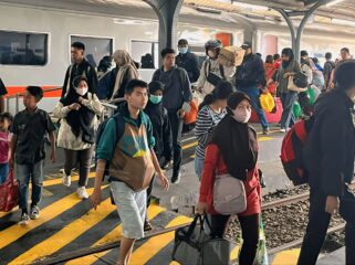 RAMAI: Suasana keramaian penumpang di Stasiun Jember, Rabu, (7/5/25). (foto: Humas KAI Daop 9 Jember).