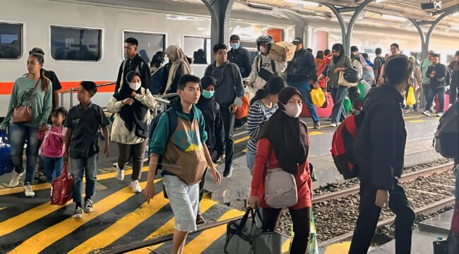 RAMAI: Suasana keramaian penumpang di Stasiun Jember, Rabu, (7/5/25). (foto: Humas KAI Daop 9 Jember).