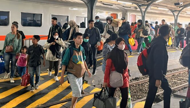 
					RAMAI: Suasana keramaian penumpang di Stasiun Jember, Rabu, (7/5/25). (foto: Humas KAI Daop 9 Jember).