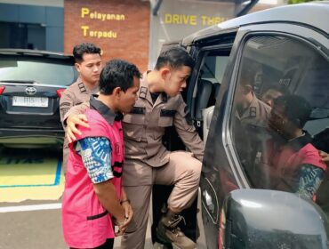 KORUPSI: Tersangka AW saat hendak dibawa ke Rutan Kraksaan oleh aparat Kejaksaan Negeri Kabupaten Probolinggo. (foto: Ali Ya'lu).