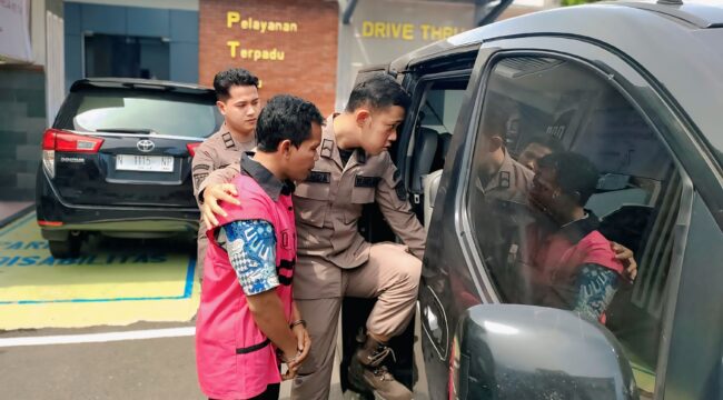 KORUPSI: Tersangka AW saat hendak dibawa ke Rutan Kraksaan oleh aparat Kejaksaan Negeri Kabupaten Probolinggo. (foto: Ali Ya'lu).