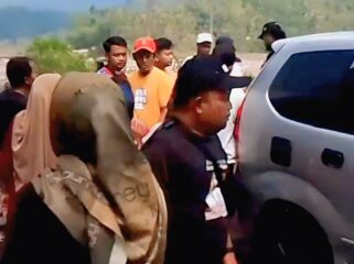 RICUH: Anggota Polres Lumajang dihadang warga saat menertibkan tambang pasir ilegal di Desa Sumberwuluh, Kecamatan Candipuro. (Foto: Tangkapan layar).
