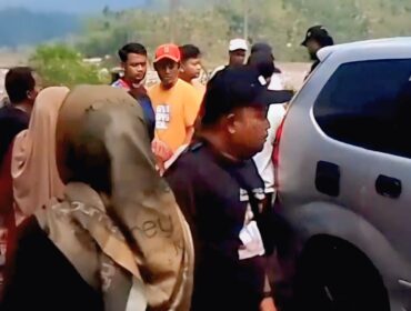 RICUH: Anggota Polres Lumajang dihadang warga saat menertibkan tambang pasir ilegal di Desa Sumberwuluh, Kecamatan Candipuro. (Foto: Tangkapan layar).
