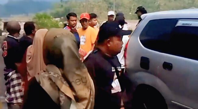RICUH: Anggota Polres Lumajang dihadang warga saat menertibkan tambang pasir ilegal di Desa Sumberwuluh, Kecamatan Candipuro. (Foto: Tangkapan layar).

