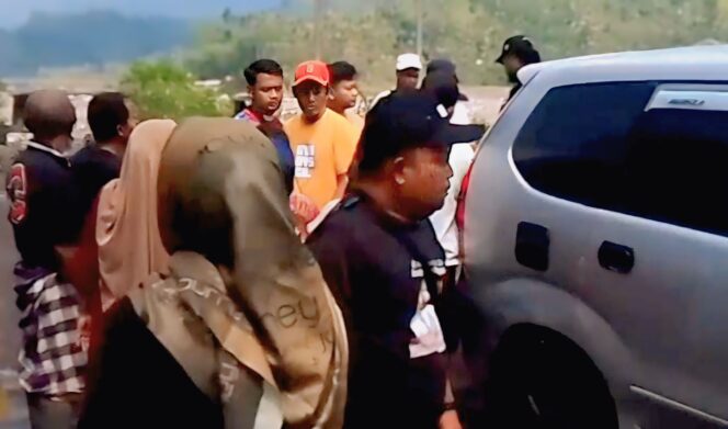 
					RICUH: Anggota Polres Lumajang dihadang warga saat menertibkan tambang pasir ilegal di Desa Sumberwuluh, Kecamatan Candipuro. (Foto: Tangkapan layar).
