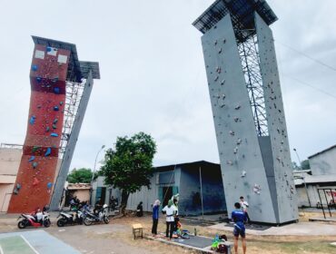 LATIHAN: Sejumlah atlet panjat tebing sedang berlatih di GOR A. Yani Kota Probolinggo sebelum wall climbing dipindah. (Fofo: Hafiz Rozani).