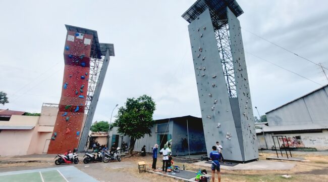 LATIHAN: Sejumlah atlet panjat tebing sedang berlatih di GOR A. Yani Kota Probolinggo sebelum wall climbing dipindah. (Fofo: Hafiz Rozani).