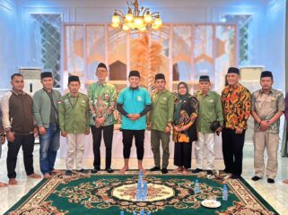 AUDIENSI: Pengurus DPC K-Sarbumusi Kab. Probolinggo bersama pengurus basis saat audiensi dengan Bupati Probolinggo, Gus dr. Haris. (foto: Ali Ya'lu).