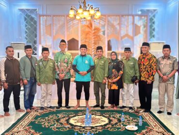 AUDIENSI: Pengurus DPC K-Sarbumusi Kab. Probolinggo bersama pengurus basis saat audiensi dengan Bupati Probolinggo, Gus dr. Haris. (foto: Ali Ya'lu).