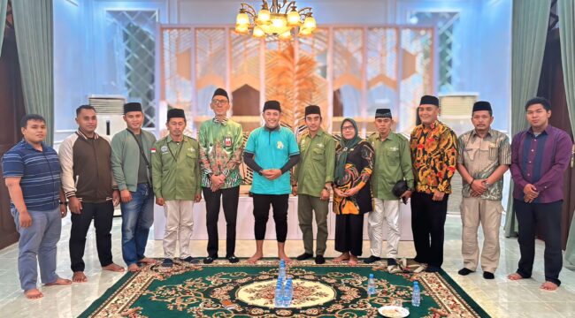 AUDIENSI: Pengurus DPC K-Sarbumusi Kab. Probolinggo bersama pengurus basis saat audiensi dengan Bupati Probolinggo, Gus dr. Haris. (foto: Ali Ya'lu).