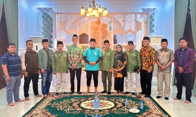 
					AUDIENSI: Pengurus DPC K-Sarbumusi Kab. Probolinggo bersama pengurus basis saat audiensi dengan Bupati Probolinggo, Gus dr. Haris. (foto: Ali Ya'lu).