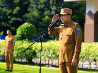 RESPONSIF: Bupati Probolinggo, Gus Haris, saat memimpin apel pagi di depan kantor Bupati Probolinggo, beberapa hari lalu. (foto: Kominfo Kab. Probolinggo).
