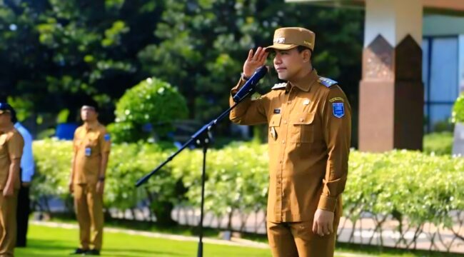 RESPONSIF: Bupati Probolinggo, Gus Haris, saat memimpin apel pagi di depan kantor Bupati Probolinggo, beberapa hari lalu. (foto: Kominfo Kab. Probolinggo).
