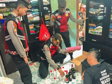 RAZIA: Polres Probolinggo mengamankan miras di desa Sukodadi, Kecamatan Paiton dalam razia Jumat (9/5/25). (Istimewa)
