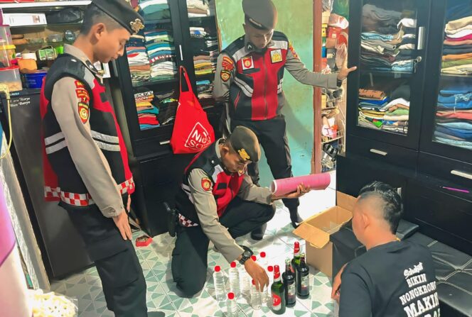 
					RAZIA: Polres Probolinggo mengamankan miras di desa Sukodadi, Kecamatan Paiton dalam razia Jumat (9/5/25). (Istimewa)
