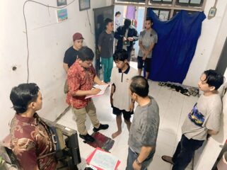 Polisi melakukan olah TKP. 