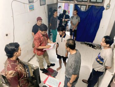 Polisi melakukan olah TKP. 