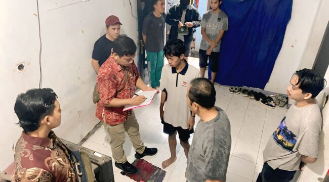 Polisi melakukan olah TKP. 
