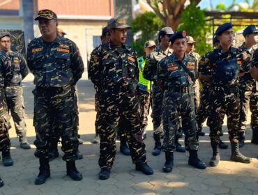 TUNGGU PERINTAH: Barisan Ansor Serbaguna (Banser) nunggu perintah kiai NU untuk memberantas miras di Probolinggo. (foto: istimewa)
