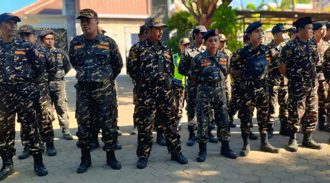 TUNGGU PERINTAH: Barisan Ansor Serbaguna (Banser) nunggu perintah kiai NU untuk memberantas miras di Probolinggo. (foto: istimewa)
