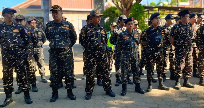 
					TUNGGU PERINTAH: Barisan Ansor Serbaguna (Banser) nunggu perintah kiai NU untuk memberantas miras di Probolinggo. (foto: istimewa)

