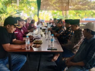 MUSYAWARAH: Suasana musyawarah PD PABPDSI Kabupaten Probolinggo di salah satu rumah makan di Kota Kraksaan, Minggu (11/5/25). (foto: Ali Ya’lu).