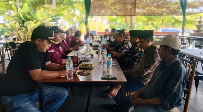 MUSYAWARAH: Suasana musyawarah PD PABPDSI Kabupaten Probolinggo di salah satu rumah makan di Kota Kraksaan, Minggu (11/5/25). (foto: Ali Ya’lu).
