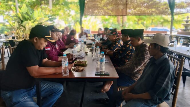 
					MUSYAWARAH: Suasana musyawarah PD PABPDSI Kabupaten Probolinggo di salah satu rumah makan di Kota Kraksaan, Minggu (11/5/25). (foto: Ali Ya’lu).