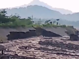 Tanggul di Kampung Renteng, Dusun Kebondeli Utara, Desa Sumberwuluh, Kecamatan Candipuro, Kabupaten Lumajang terlihat rusak. (Foto: tangkapan layar).
