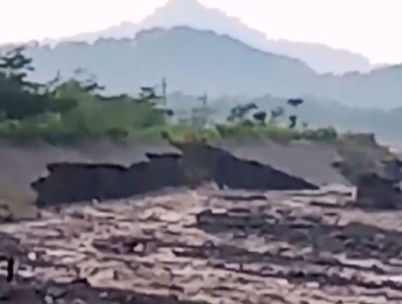 Tanggul di Kampung Renteng, Dusun Kebondeli Utara, Desa Sumberwuluh, Kecamatan Candipuro, Kabupaten Lumajang terlihat rusak. (Foto: tangkapan layar).