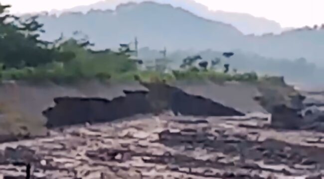 Tanggul di Kampung Renteng, Dusun Kebondeli Utara, Desa Sumberwuluh, Kecamatan Candipuro, Kabupaten Lumajang terlihat rusak. (Foto: tangkapan layar).