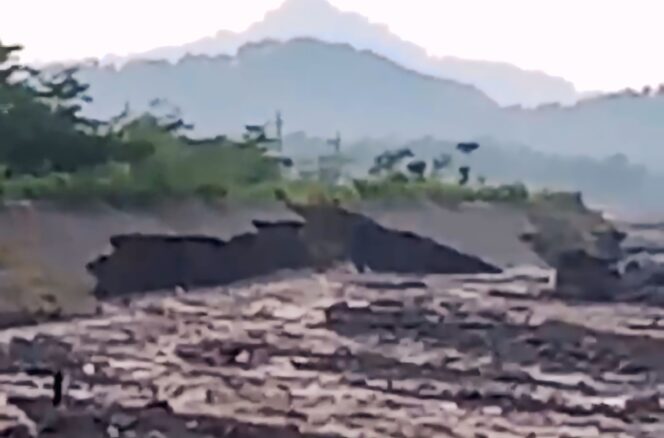 
					Tanggul di Kampung Renteng, Dusun Kebondeli Utara, Desa Sumberwuluh, Kecamatan Candipuro, Kabupaten Lumajang terlihat rusak. (Foto: tangkapan layar).