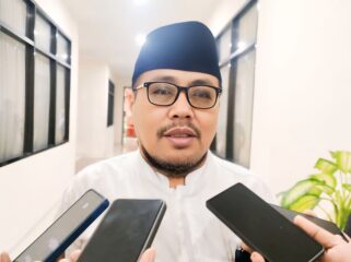 KECAM: Rektor Universitas Zainul Hasan (UNZAH) Genggong Kraksaan, Abd. Aziz. Wahab, desak APH serius berantas miras di Probolinggo. (foto: Ali Ya'lu).
