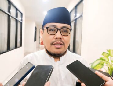 KECAM: Rektor Universitas Zainul Hasan (UNZAH) Genggong Kraksaa, Abd. Aziz. Wahab, desak APH serius berantas miras di Probolinggo. (foto: Ali Ya'lu).
