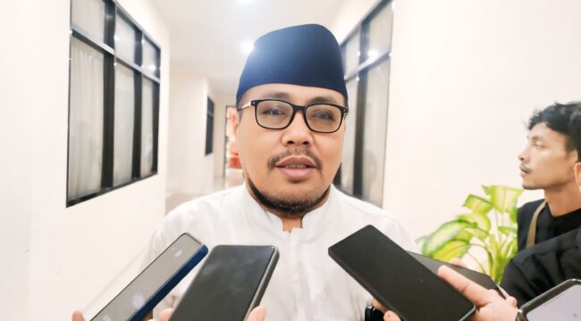 KECAM: Rektor Universitas Zainul Hasan (UNZAH) Genggong Kraksaa, Abd. Aziz. Wahab, desak APH serius berantas miras di Probolinggo. (foto: Ali Ya'lu).
