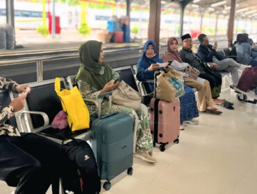 RAMAI: Suasana keramaian penumpang KA Blambangan Ekspres relasi Ketapang-Pasar Senen di Stasiun Jember ( dok: Humas KAI Daop 9 Jember).