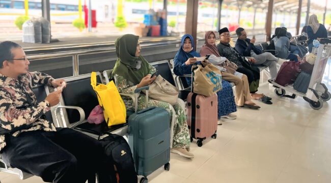 RAMAI: Suasana keramaian penumpang KA Blambangan Ekspres relasi Ketapang-Pasar Senen di Stasiun Jember ( dok: Humas KAI Daop 9 Jember).