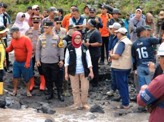 Bupati Lumajang saat meninjau langsung kondisi Sungai Bondelini yang terus mengikis tanggul sepanjang 300 meter (Asmadi).