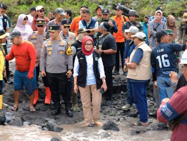 Bupati Lumajang saat meninjau langsung kondisi Sungai Bondelini yang terus mengikis tanggul sepanjang 300 meter (Asmadi).