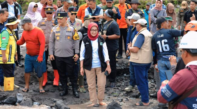 Bupati Lumajang saat meninjau langsung kondisi Sungai Bondelini yang terus mengikis tanggul sepanjang 300 meter (Asmadi).