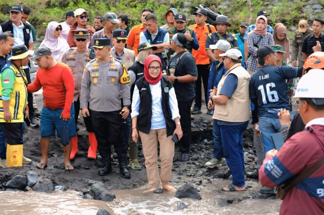 
					Bupati Lumajang saat meninjau langsung kondisi Sungai Bondelini yang terus mengikis tanggul sepanjang 300 meter (Asmadi).