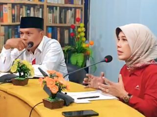 Kepala Dinas Pariwisata dan DPRD Lumajang pada acara talk show di salah satu stasiun radio di Lumajang.