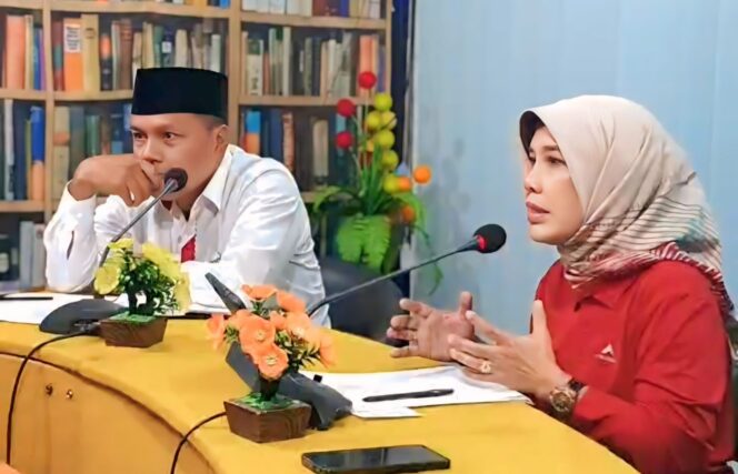 
					Kepala Dinas Pariwisata dan DPRD Lumajang pada acara talk show di salah satu stasiun radio di Lumajang.