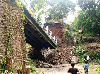 Kondisi jembatan putus.