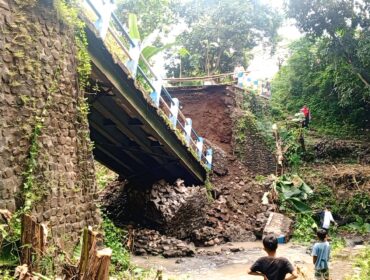 Kondisi jembatan putus.