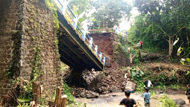 
					Kondisi jembatan putus.