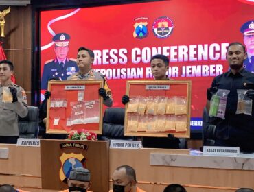 RILIS: Kapolres Jember, AKBP Bobby Anugrah Christianto, dan Kasat Reskoba Polres Jember, Iptu Naufal Muttaqin dengan barang bukti narkotika jenis sabu-sabu dan okerbaya saat rilis, Selasa, (13/5/25). (foto: M. Abd. Rozaq Mubarok).
