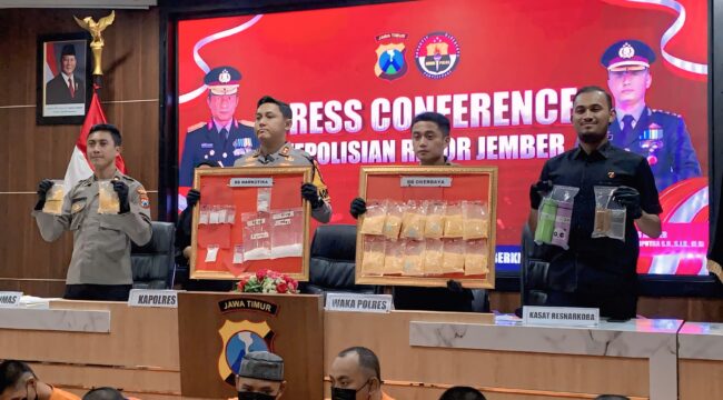 RILIS: Kapolres Jember, AKBP Bobby Anugrah Christianto, dan Kasat Reskoba Polres Jember, Iptu Naufal Muttaqin dengan barang bukti narkotika jenis sabu-sabu dan okerbaya saat rilis, Selasa, (13/5/25). (foto: M. Abd. Rozaq Mubarok).
