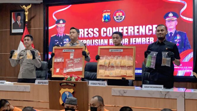 
					RILIS: Kapolres Jember, AKBP Bobby Anugrah Christianto, dan Kasat Reskoba Polres Jember, Iptu Naufal Muttaqin dengan barang bukti narkotika jenis sabu-sabu dan okerbaya saat rilis, Selasa, (13/5/25). (foto: M. Abd. Rozaq Mubarok).
